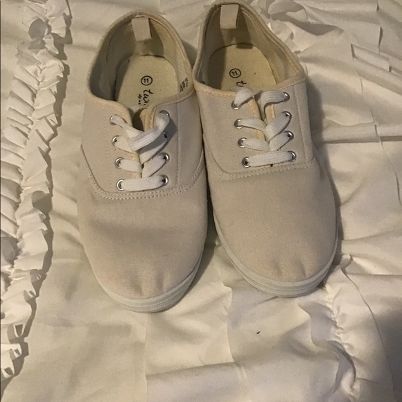 Twisted Shoes Khaki Tennis Shoe Poshmark